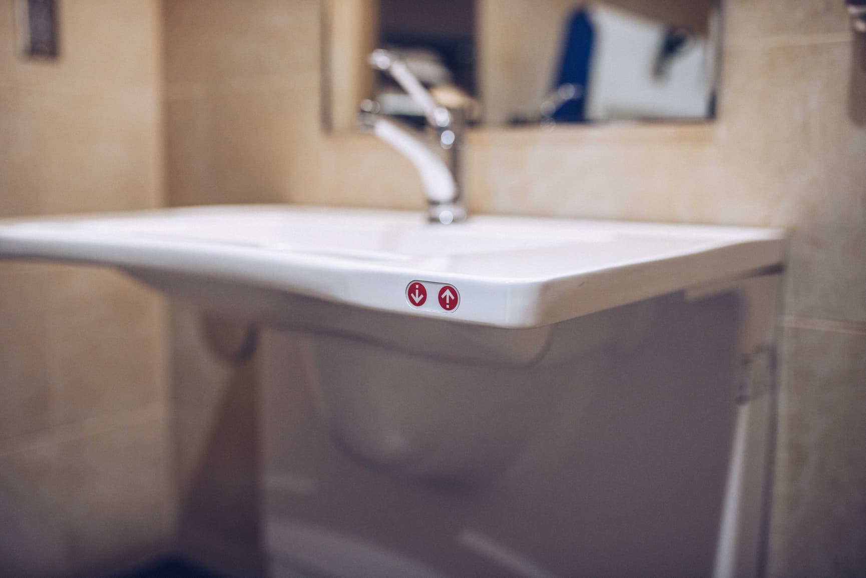 Height-adjustable washbasin